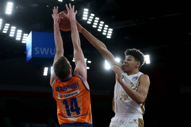 逼入绝境 逼入绝境